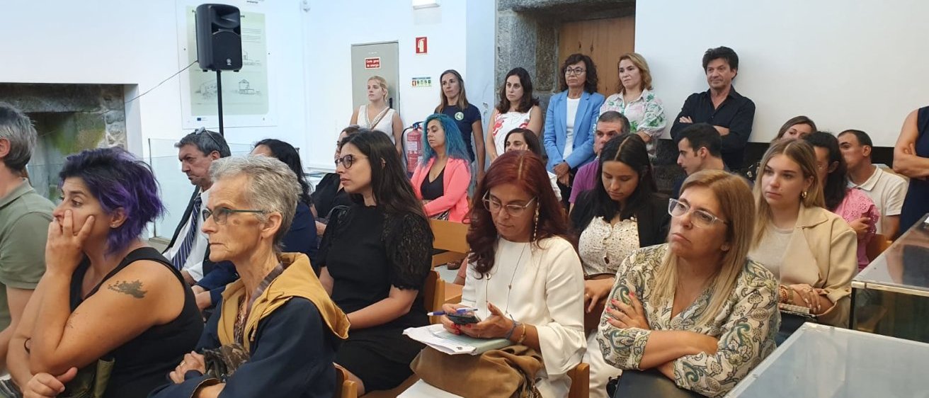 Imagem geral da sala onde decorreu o evento, com o p&uacute;blico participante sentado