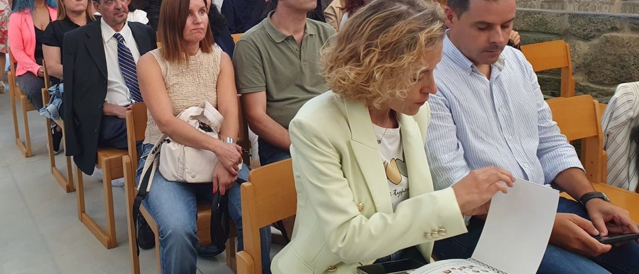 Imagem do p&uacute;blico a assistir ao evento, destacando a presen&ccedil;a da vereadora Carlota Borges, do Munic&iacute;pio de Viana do Castelo, com um dos livros na m&atilde;o, e ao seu lado esquerdo o primeiro secret&aacute;rio da CIM Alto Minho, Bruno Caldas