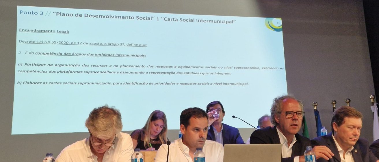 A foto mostra alguns Presidentes da CIM Alto Minho e atr&aacute;s os membros da Mesa da Assembleia Intermunicipal