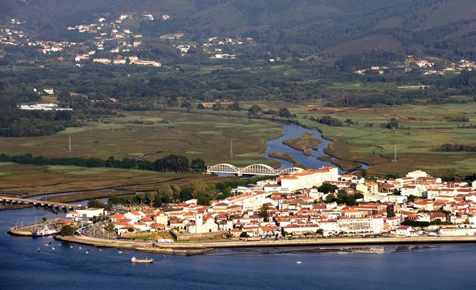 A imagem mostra uma vista panor&acirc;mica da vila de caminha junto ao rio Minho
