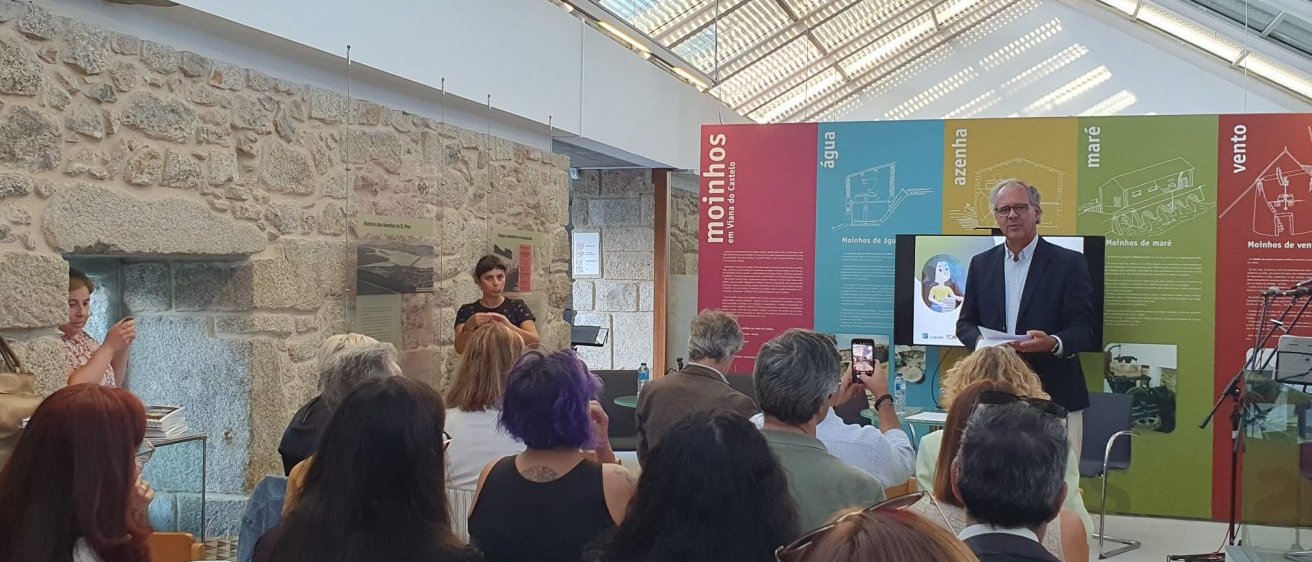 Na imagem v&ecirc;-se o presidente da CIM Alto Minho, Manoel Batista, de p&eacute;, virado para o p&uacute;blico durante a sua interven&ccedil;&atilde;o na sess&atilde;o de abertura