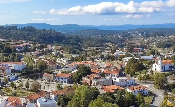 A imagem mostra uma vista a&eacute;rea da vila de Paredes de Coura