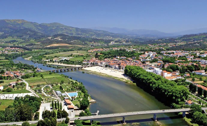 Vista a&eacute;rea da vila de Ponte de Lima, sobressaindo a sua ponte romano-medieval e a ponte nova, ambas sobre o rio Lima