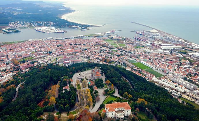A imagem mostra uma vista a&eacute;rea da cidade de Viana do Castelo, com o Templo de Santa Luzia, o centro hist&oacute;rico, a foz do rio Lima e a praia do Cabedelo
